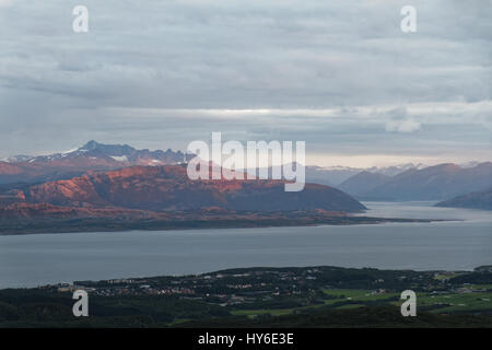 Vista serale oltre Bodø nel nord della Norvegia Foto Stock