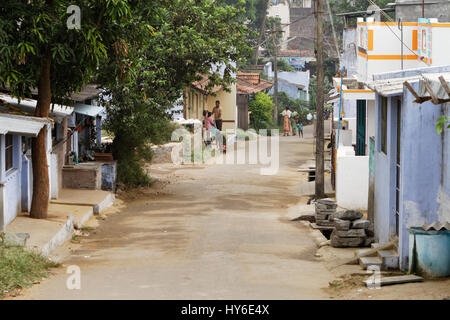 La vita su un Indiano street in una città Madukkarai vicino a Coimbatore, nello Stato del Tamil Nadu, India Foto Stock