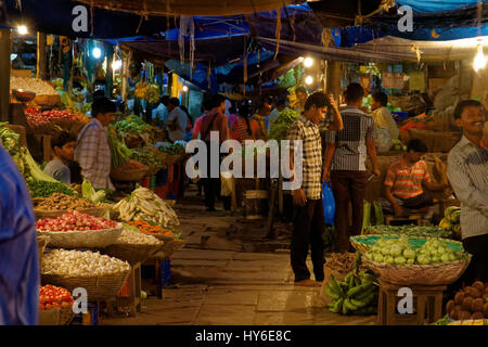 La gente lo shopping al mercato di Mysore, nell India meridionale Foto Stock