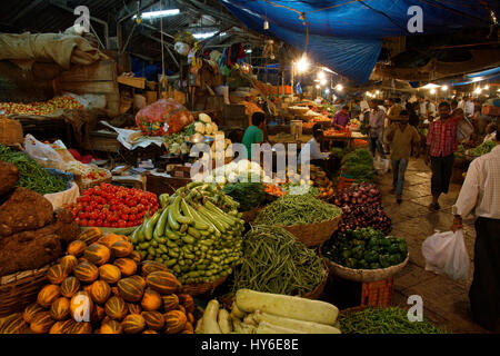 La gente lo shopping al mercato di Mysore, nell India meridionale Foto Stock