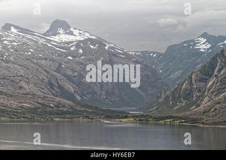 Montagne sopra mare vicino Sjona, Norvegia Foto Stock