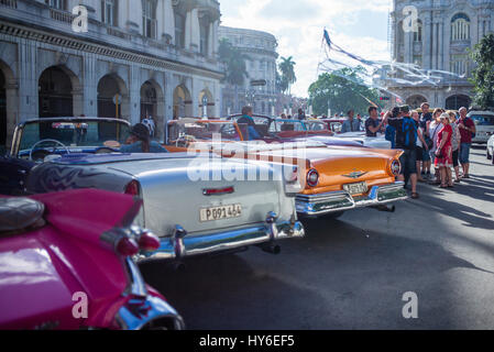 Classic Cars di Havana, Cuba, sul display di fronte al Central Park e il Capitolo e il Gran Teatro. Foto Stock