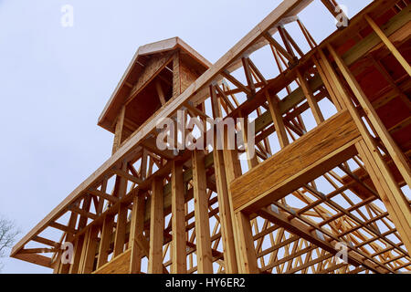 Nuova Costruzione Legno Home inquadratura astratta. L'apparente caos di un telaio di casa essendo costruito Foto Stock