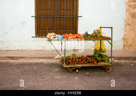 Verdure colorate per la vendita su un carrello nella vecchia Havana, Cuba. Foto Stock