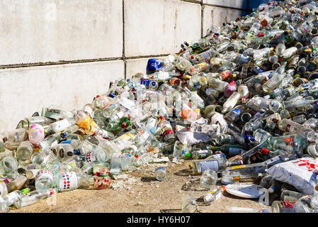 Ronneby, Svezia - 27 Marzo 2017: documentario del pubblico la stazione di scarto. Gran mucchio di vetro chiaro destinati al riciclo. Foto Stock