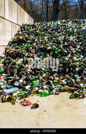 Ronneby, Svezia - 27 Marzo 2017: documentario del pubblico la stazione di scarto. Gran mucchio di vetri colorati destinati al riciclo. Foto Stock