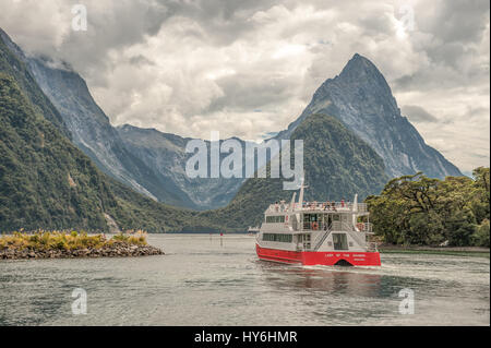 Tour in barca crociera in Milford Sound, Fiordlands National Park, Nuova Zelanda Foto Stock