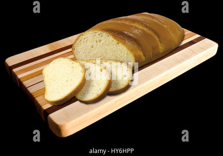 Fresco di colore marrone dorato croccante pane cotto affettato su un pane a bordo, isolati contro uno sfondo nero. Foto Stock