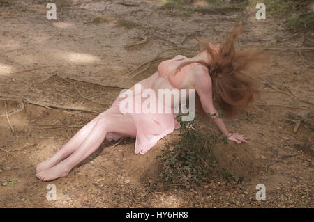 Bella giovane donna nella foresta che indossa un wrap e bikini top Foto Stock