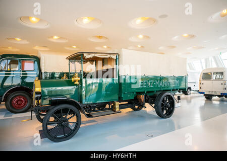 Stoccarda, Germania, 28 marzo 2017. Interno del Museo Mercedes Benz di Stoccarda. Foto Stock