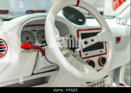 Il bianco e il rosso cruscotto di un'auto moderna Foto Stock
