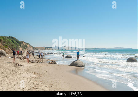 Moeraki boulders sono una popolare attrazione turistica costituita da un gruppo di grandi sferiche di "pietre" sulla spiaggia di Koekohe Foto Stock