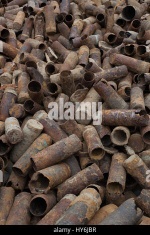 Un gran mucchio di vuoto shrapnel bossoli da WW1 in attesa di essere riciclato in un metallo cantiere di riciclaggio Foto Stock