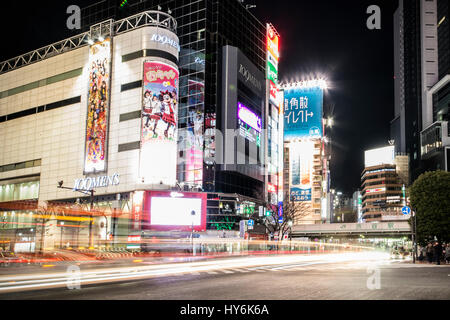 TOKYO , Giappone - 3 gennaio 2017 : Shinjuku, Tokyo, Giappone. Il 3 gennaio 2017 la vita di strada, sentieri di luce e i cartelloni in Shinjuku il Kabuki-cho di notte. Foto Stock