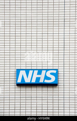 NHS segno su St Thomas Hospital. Westminster Bridge Rd, Lambeth, Londra, Inghilterra Foto Stock