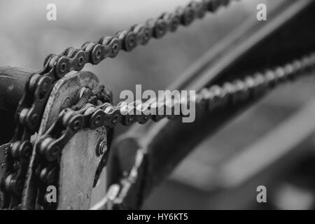 La catena della bicicletta in bianco e nero Foto Stock