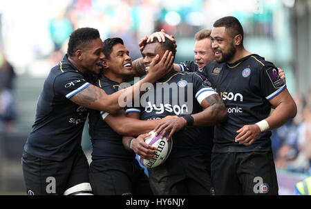 Bath Rokoduguni Semesa è congratulato da compagni di squadra dopo il loro punteggio finale di provare durante la European Challenge Cup quarti di finale alla massa di ricreazione, bagno. Foto Stock