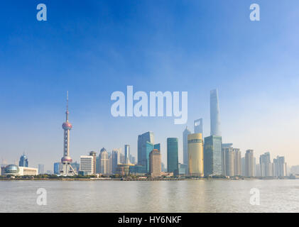 Shanghai,Cina - su dicembre 19, 2016 Nuovo skyline di Pudong, guardando attraverso il fiume Huangpu dal Bund, Shanghai, Cina e Asia Foto Stock
