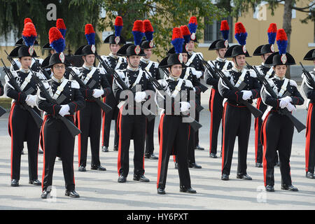 Una guardia d'onore si prepara ad essere ispezionati dal Principe di Galles durante la sua visita a Carabinieri sede a Vicenza, Italia settentrionale. Foto Stock