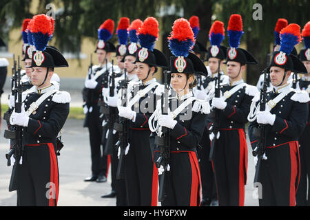 Una guardia d'onore si prepara ad essere ispezionati dal Principe di Galles durante la sua visita a Carabinieri sede a Vicenza, Italia settentrionale. Foto Stock