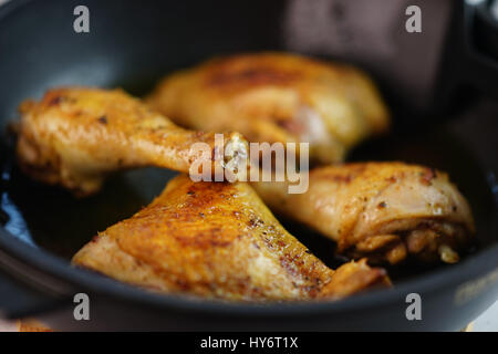 Arrosto di cosce di pollo in una pentola Foto Stock