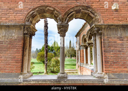 Finestra, colonna e vault, Abbazia di San Galgano, in provincia di Siena, Toscana, Italia Foto Stock