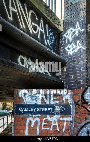 Grafitti sulla strada Camley ponte sul Regent's Canal, King's Cross, Londra, Regno Unito, 2012 Foto Stock