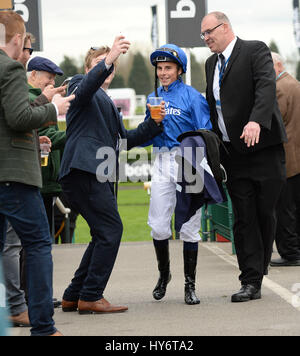 Jockey William Buick è salutato dai fan che desiderano selfies durante il Betway Lincoln giorno a Doncaster Racecourse. Foto Stock