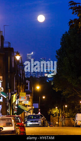 Vista notturna su Londra, la luna piena in un cielo blu scuro, Islington, Regno Unito Foto Stock