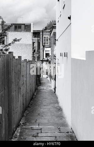 Immagine in bianco e nero di Heath passaggio, uno stretto vicolo che conduce da Hampstead Heath a North End Road, London, Regno Unito Foto Stock