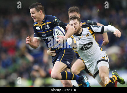 Leinster's Johnny Sexton viene affrontato da vespe' Elliot Daly durante la European Champions Cup quarti di finale al Aviva Stadium di Dublino. Foto Stock