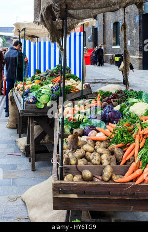 Periodo di tumuli contenenti ortaggi a Victorian-fiera a tema e mercato in piazza Granaio, King's Cross, London, Regno Unito Foto Stock