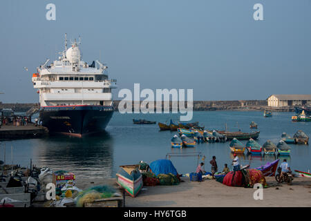 India, stato del Kerala, Costa di Malabar, la città portuale di Villanjam aka Vizhinjam lungo la costa del Mare Arabico. Silversea Expedition nave, Disco d'argento Foto Stock