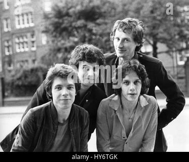 British potenza gruppo pop i fidanzati pongono prima di una performance live a Londra in Inghilterra il 20 agosto 1978. L-R Chris Skornia, Mark Henry, Patrick Collier, Steve Bray (anteriore). Foto Stock
