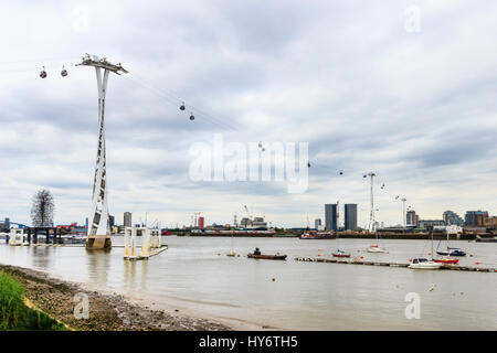 Emirati cable car service, che attraversano il fiume Tamigi da Greenwich Peninsula al Royal Victoria Dock, Londra, Regno Unito Foto Stock