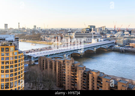 Blackfriars Bridge e dalla stazione ferroviaria dalla visualizzazione galleria di Tate Modern, Bankside, REGNO UNITO Foto Stock