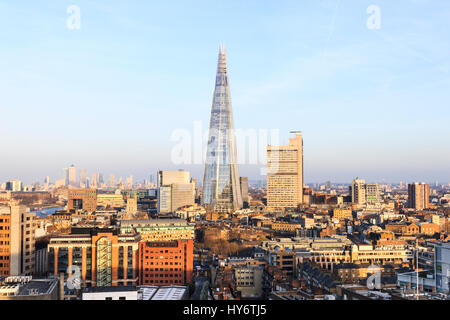 Vista su Southwark e la Shard dalla visualizzazione Galleria dell'edificio Blavatnik di Tate Modern, Bankside, London, Regno Unito Foto Stock