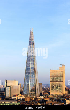 Vista su Southwark e la Shard dalla visualizzazione Galleria dell'edificio Blavatnik di Tate Modern, Bankside, London, Regno Unito Foto Stock