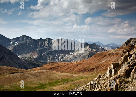 CA03167-00...CALIFORNIA - Vista sul lato sud del Pass Pinchot situato lungo la rotta del combinato JMT/PCT in alta Sierra Mountains area o Foto Stock