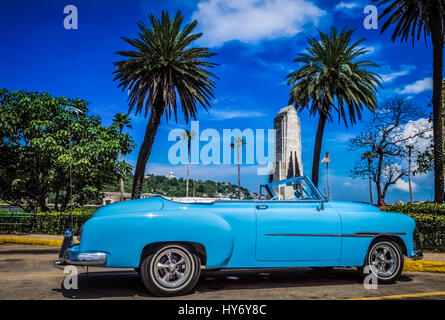 American Blu classico convertibile auto parcheggiate vicino al porto sul Malecon in Havana Cuba Foto Stock