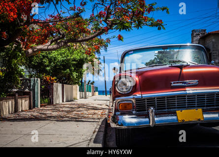 HDR - American red Chevrolet auto d'epoca in vista frontale in Varadero Cuba - Serie Cuba Reportage Foto Stock