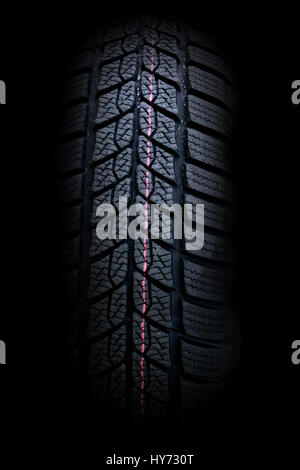 Pneumatici invernali su un nero buckground Foto Stock