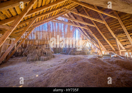 Hay loft nel vecchio fienile in Svezia. Foto Stock