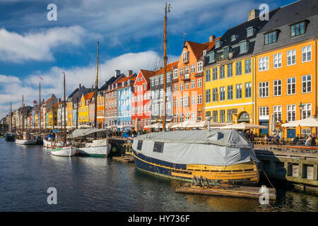 Nyhavn è un colorato del xvii secolo waterfront, canal e il famoso quartiere dei divertimenti di Copenhagen, Danimarca. Foto Stock