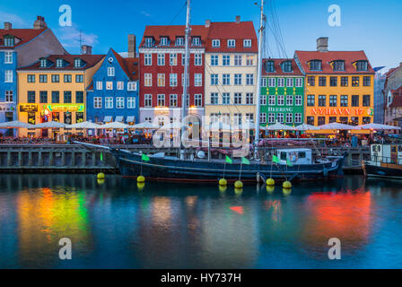 Nyhavn è un colorato del xvii secolo waterfront, canal e il famoso quartiere dei divertimenti di Copenhagen, Danimarca. Foto Stock