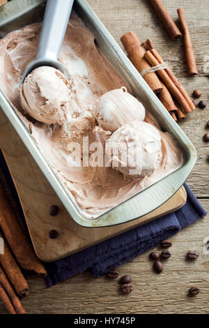 Gelato fatto in casa con scoop congelati in contenitore metallico su sfondo di legno - vegetariano vegano senza latte e derivati Senza glutine organic gelato alla banana nic Foto Stock