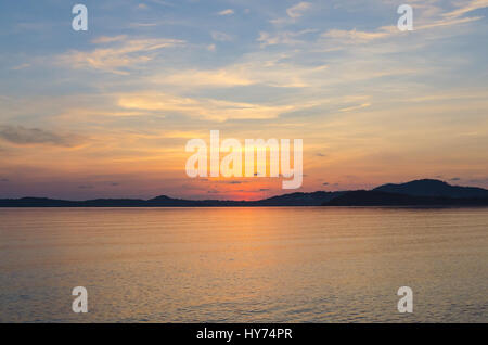 Paesaggio di mare e sunrise dietro la montagna alla spiaggia di Bophut samui suratthani thailandia Foto Stock