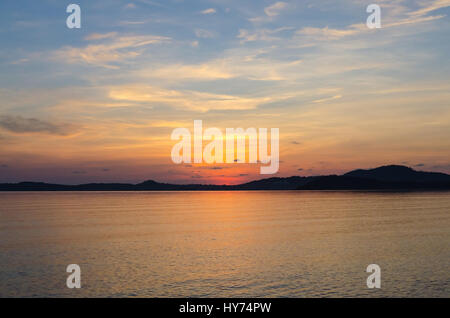 Paesaggio di mare e sunrise dietro la montagna alla spiaggia di Bophut samui suratthani thailandia Foto Stock