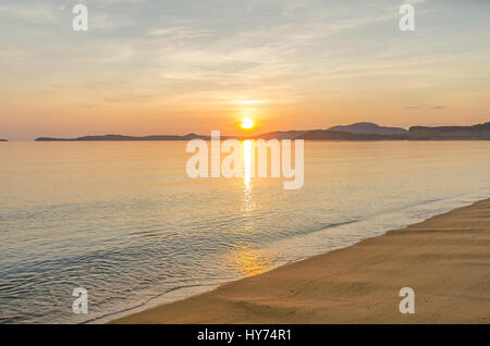 Sunrise dietro la montagna alla spiaggia di Bophut Samui Thailandia Foto Stock