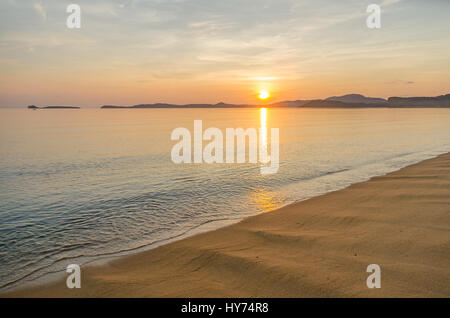 Sunrise dietro la montagna alla spiaggia di Bophut Samui Thailandia Foto Stock